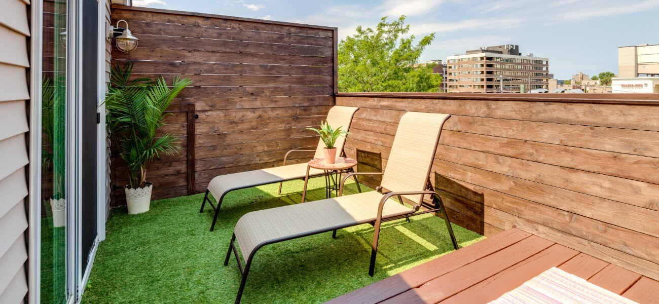 Gazon synthétique sur une terrasse