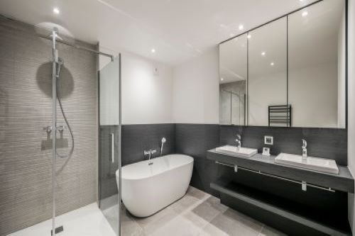 salle de baignoire avec baignoire et réalisée avec des cloisons en placo marine
