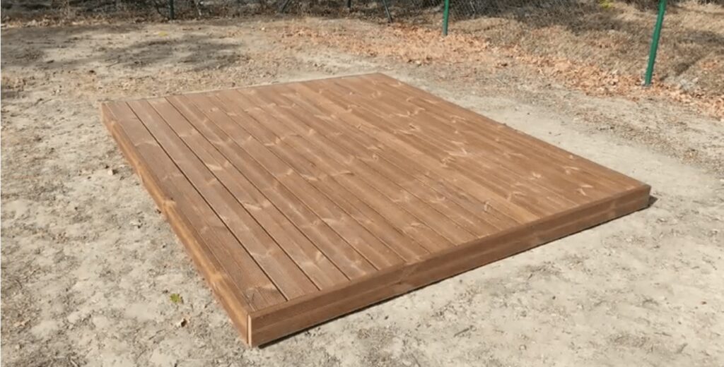 une terrasse en bois posée sur des plots en PVC