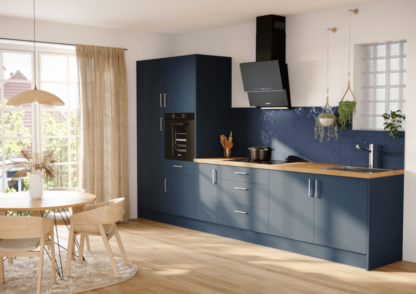belle cuisine avec des façades bleues et un plan de travail en bois