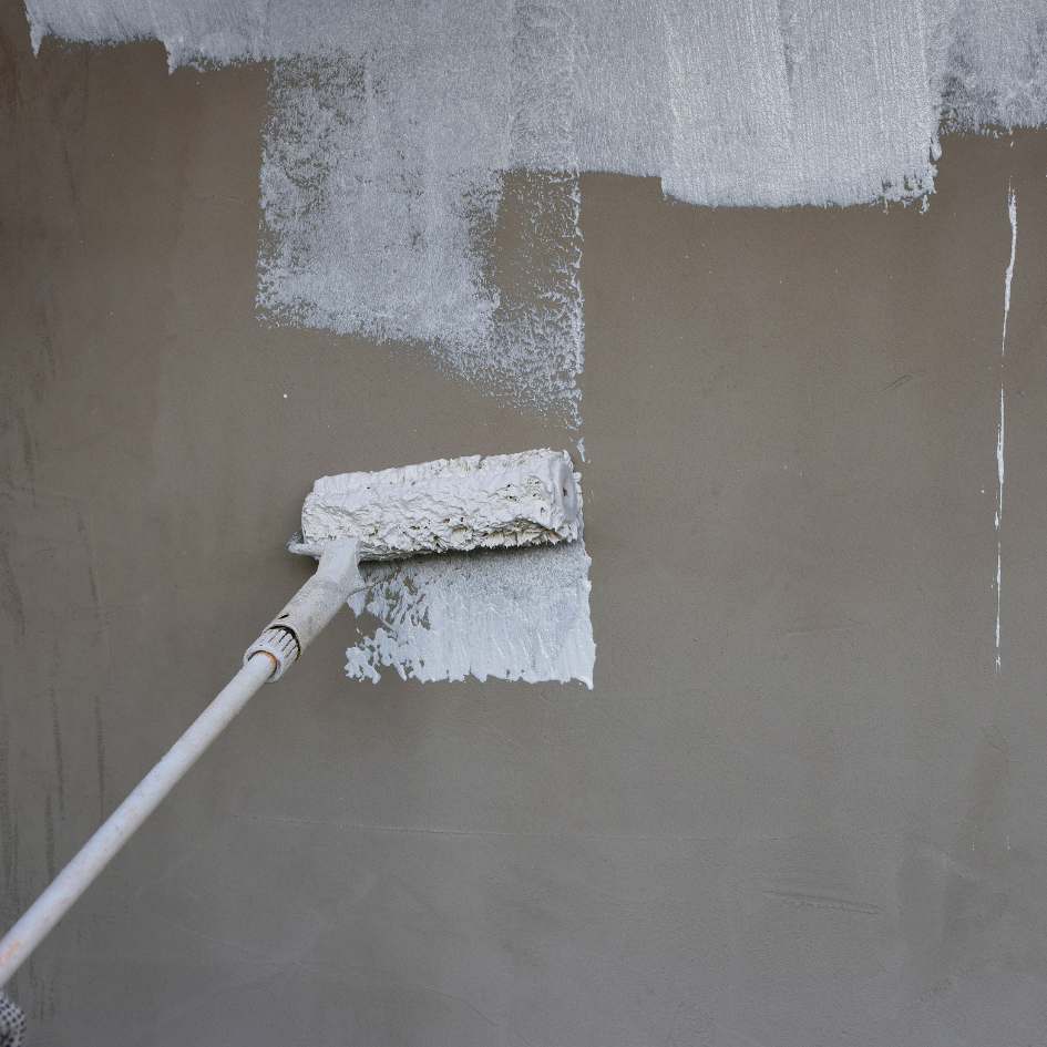 Application d'une couche d'appret sur un mur