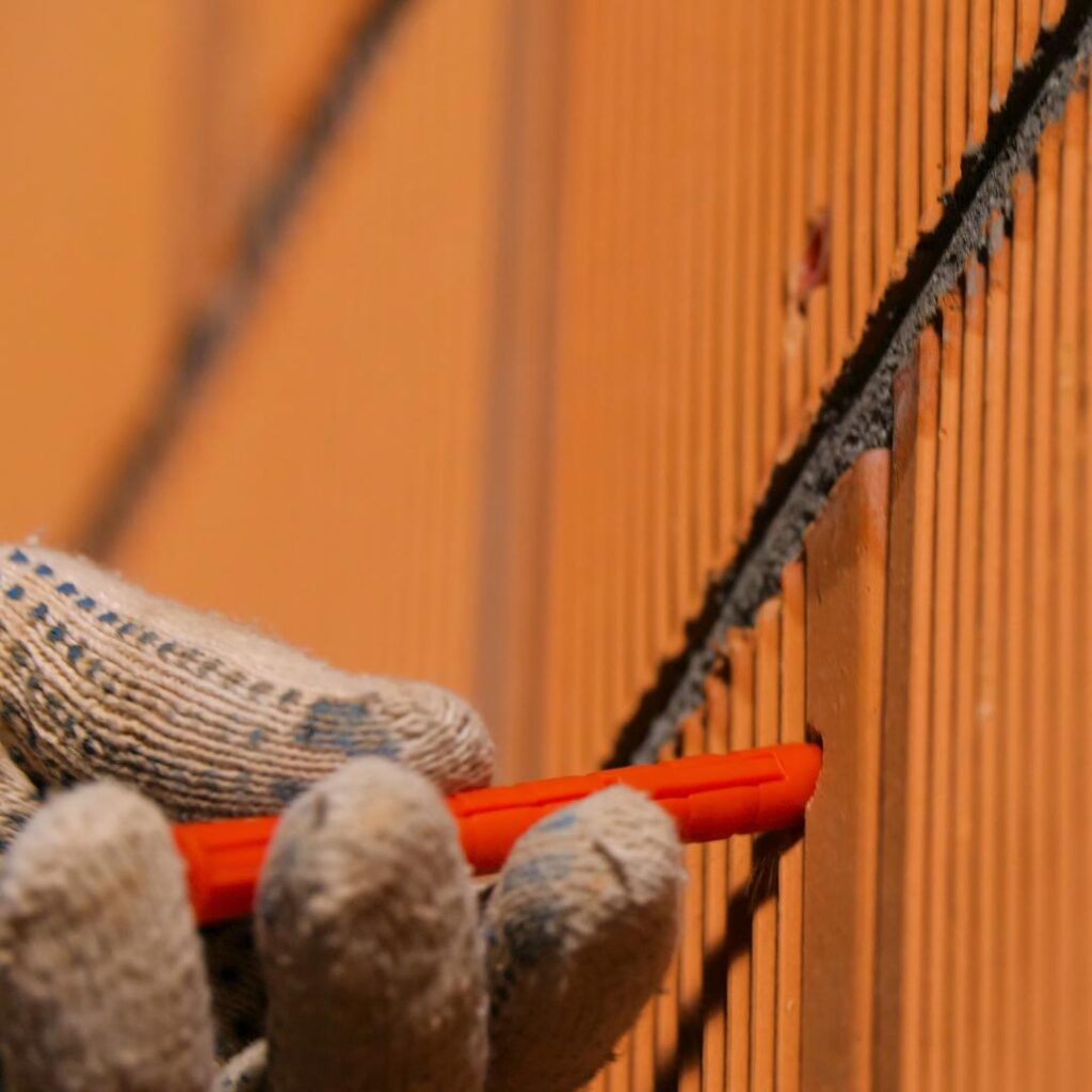 Cheville en nylon dans un mur en brique