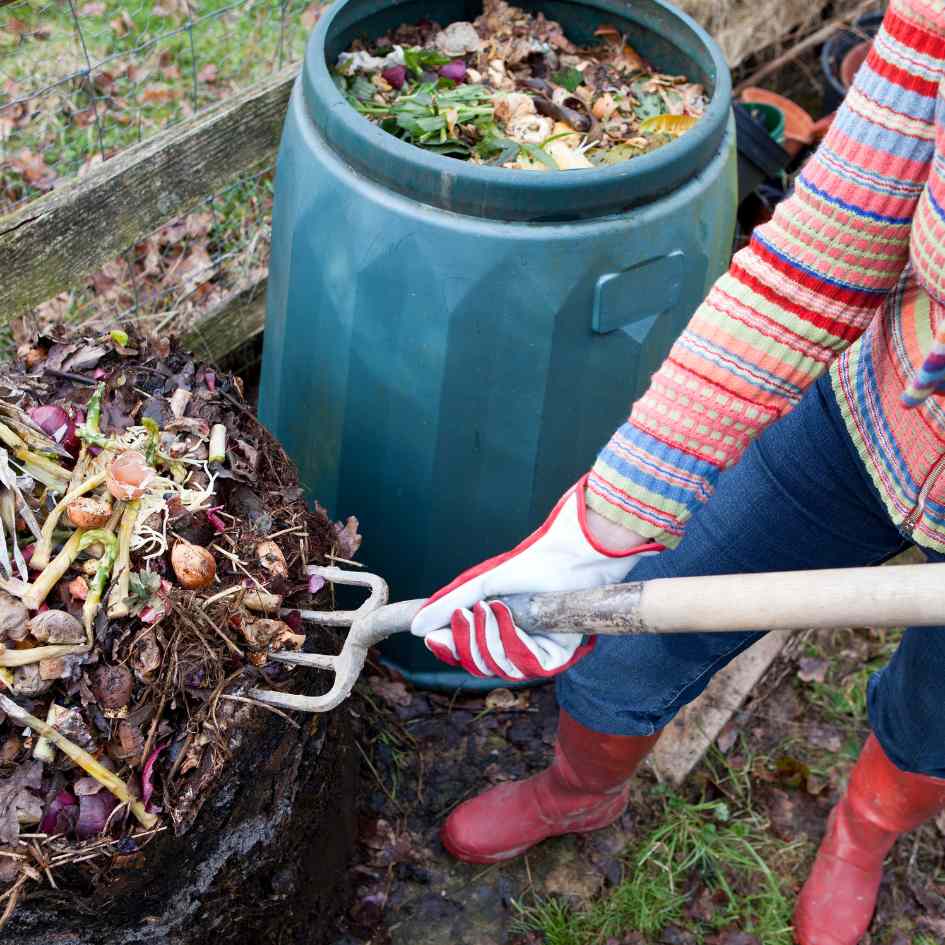 Femme qui remplit un bac à compost
