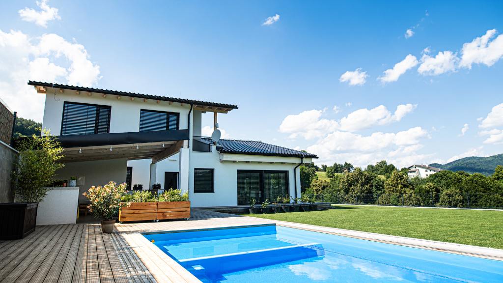 maison avec jardin, piscine et terrasse en bois