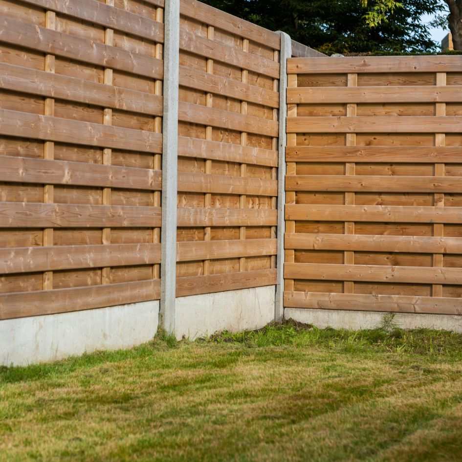 Panneaux occultants en bois dans un jardin