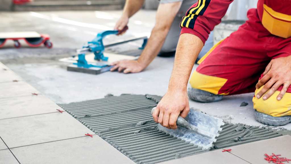 Homes qui posent du carrelage