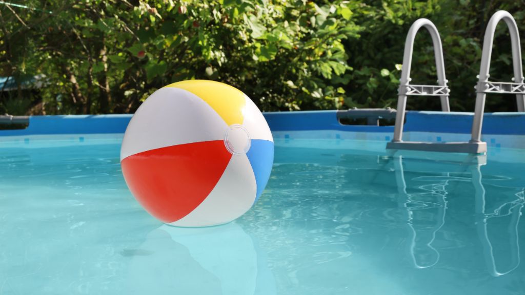Ballon dans une piscine hors-sol