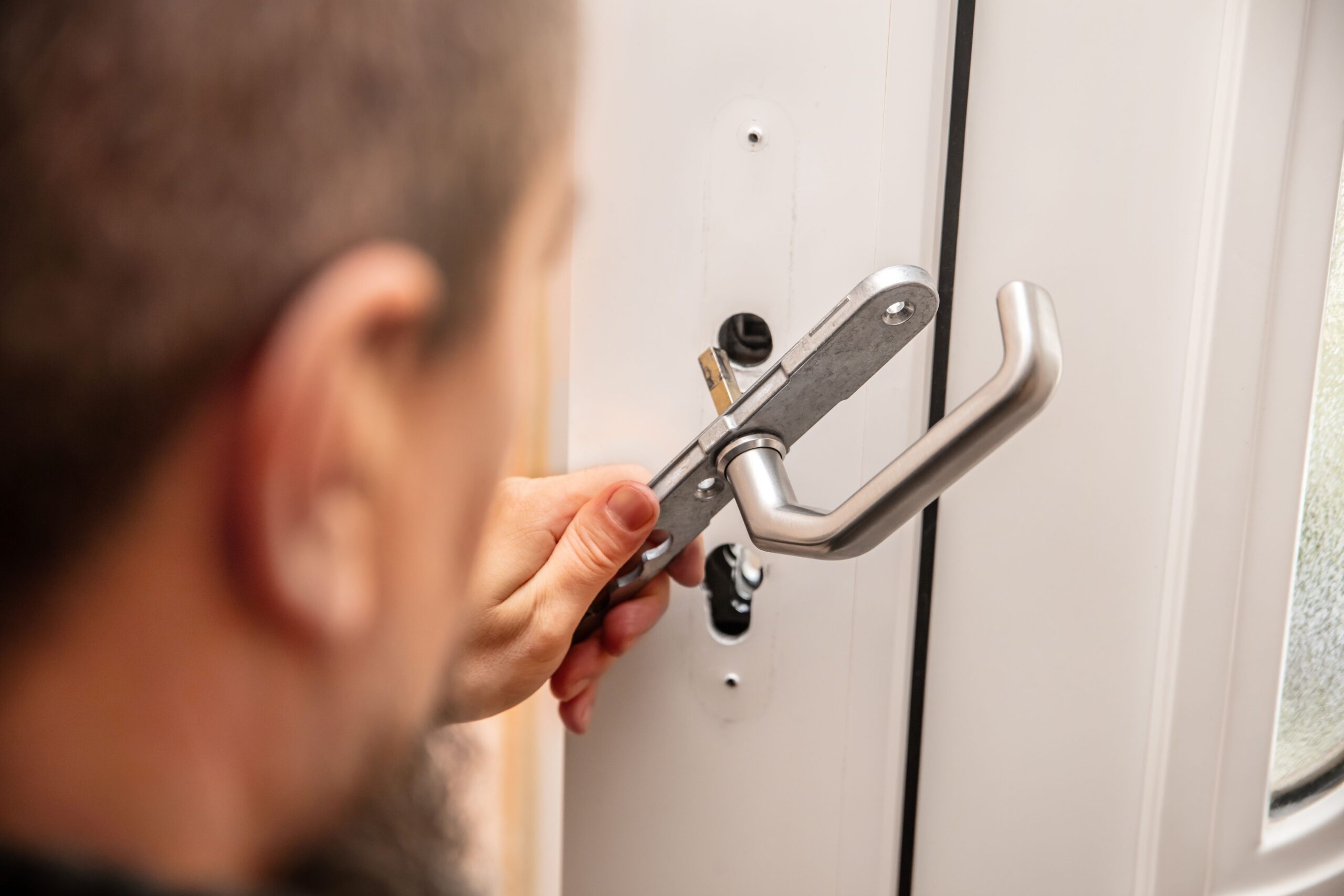 Un changement de poignée de porte intérieur sur plaque