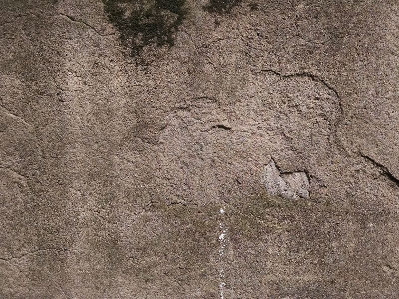 Une dalle béton abimée et qui s'effrite