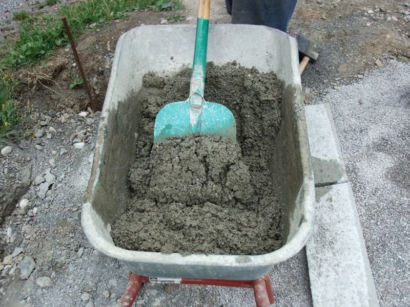 réalisation de béton dans une brouette