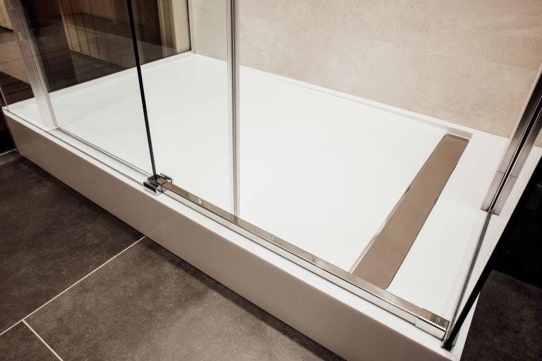 Un bac de douche poser sur du carrelage
