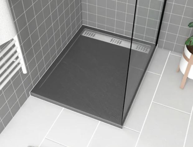 receveur de douche dans une salle de bains carrelée