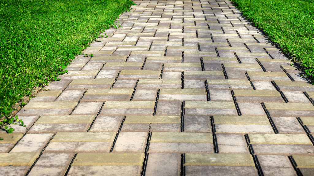 une allée en pavés