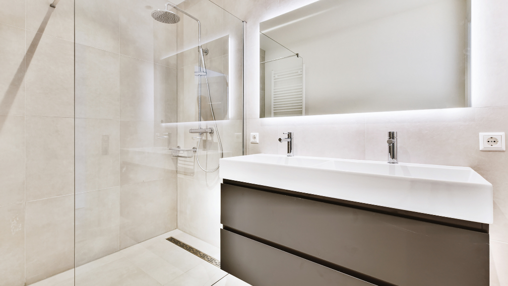 salle de bain avec paroi de douche
