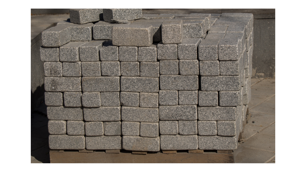 une quantité de pavés extérieurs en béton sur une palette