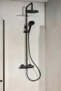 Pommeau de douche noir dans salle de bain