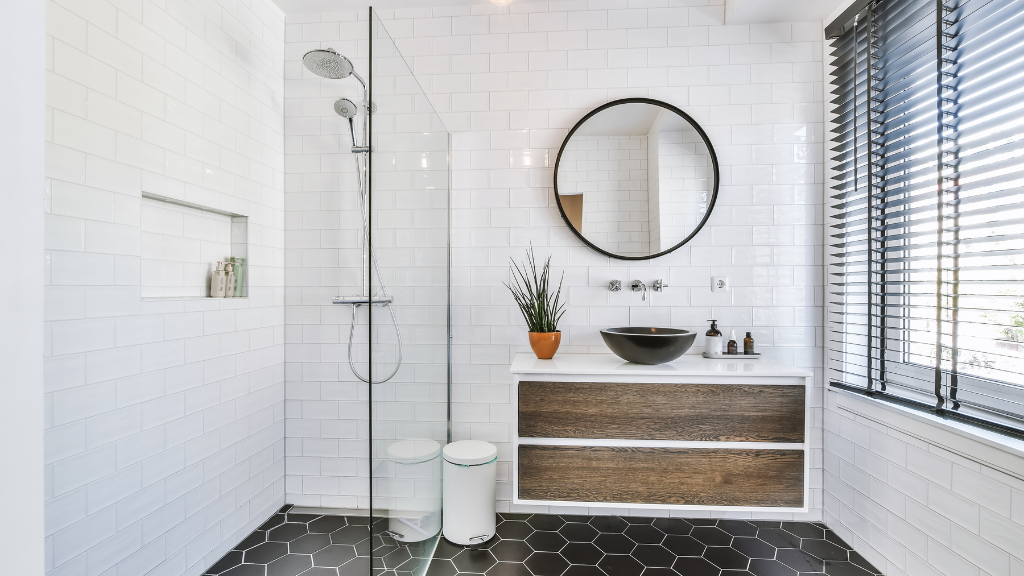 Paroi de douche dans une salle de bain