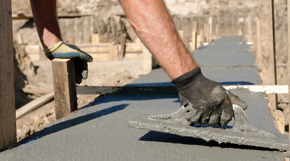 faire une arase en béton sur un mur en parpaing
