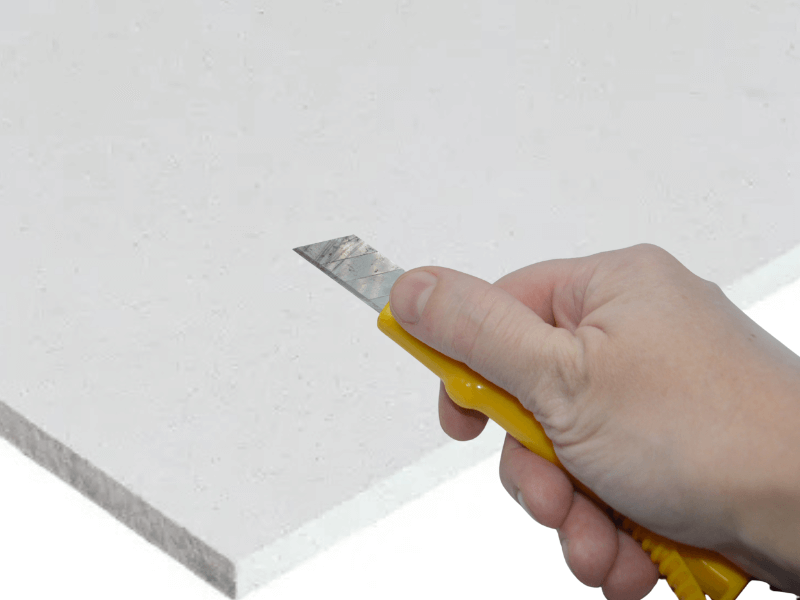 couper une plaque de plâtre avec un cutter