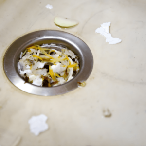 Image d'une crépine avec des résidus de nourriture