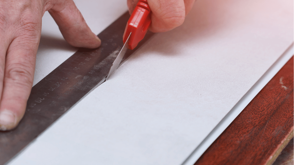 découpe d'une lame pvc avec un cutter