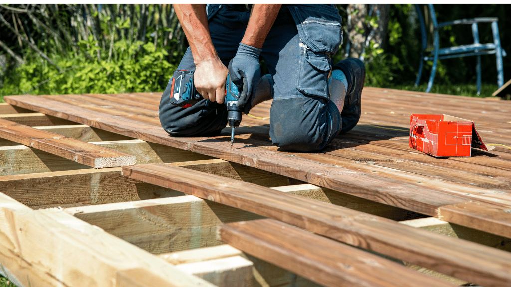 pose d'une terrasse en bois après calcul des quantités de lames et de lambourdes