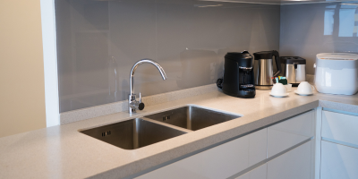 Une cuisine avec un évier 2 bacs