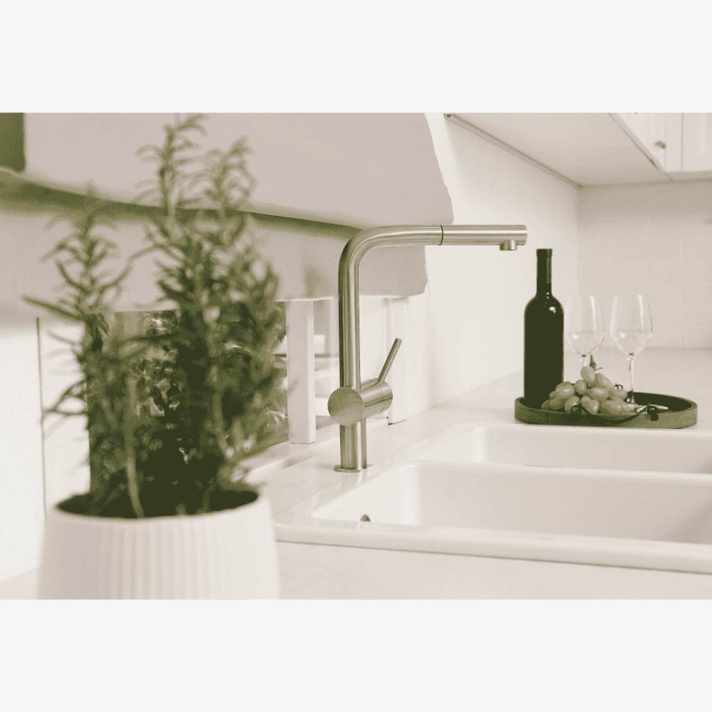 Cuisine avec un évier 2 bacs en céramique 