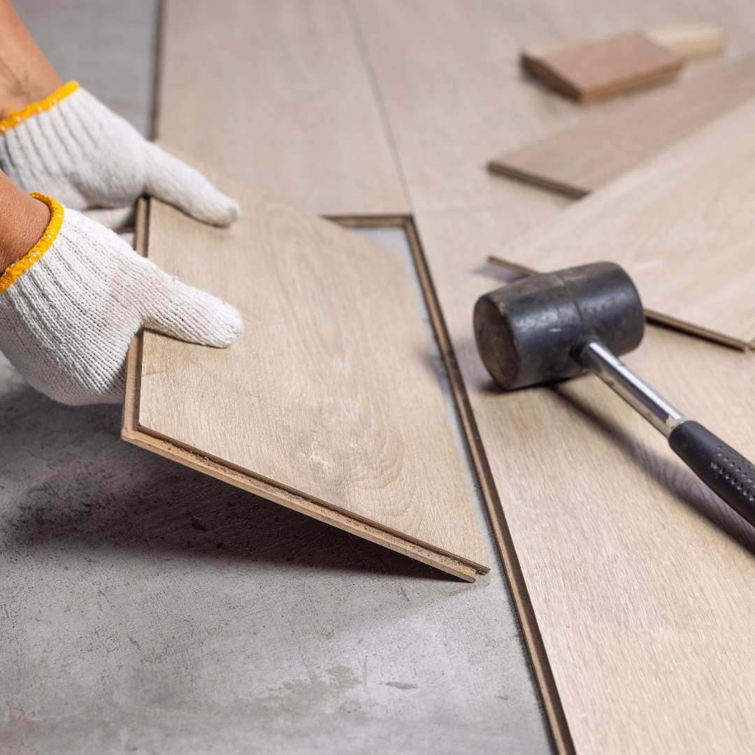 Pose d'une rangée de parquet flottant