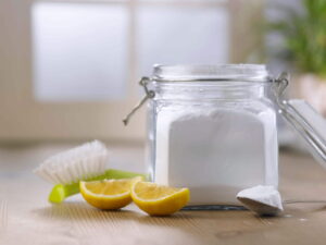 Récipient avec du bicarbonate et du citron 