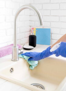 Nettoyage d'un évier de cuisine en résine