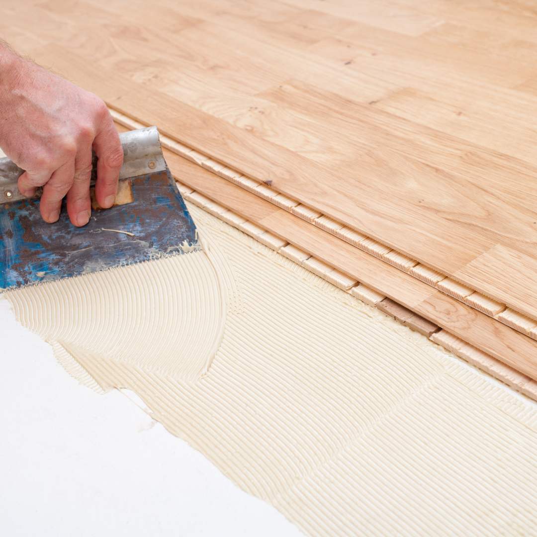 Pose collée de parquet