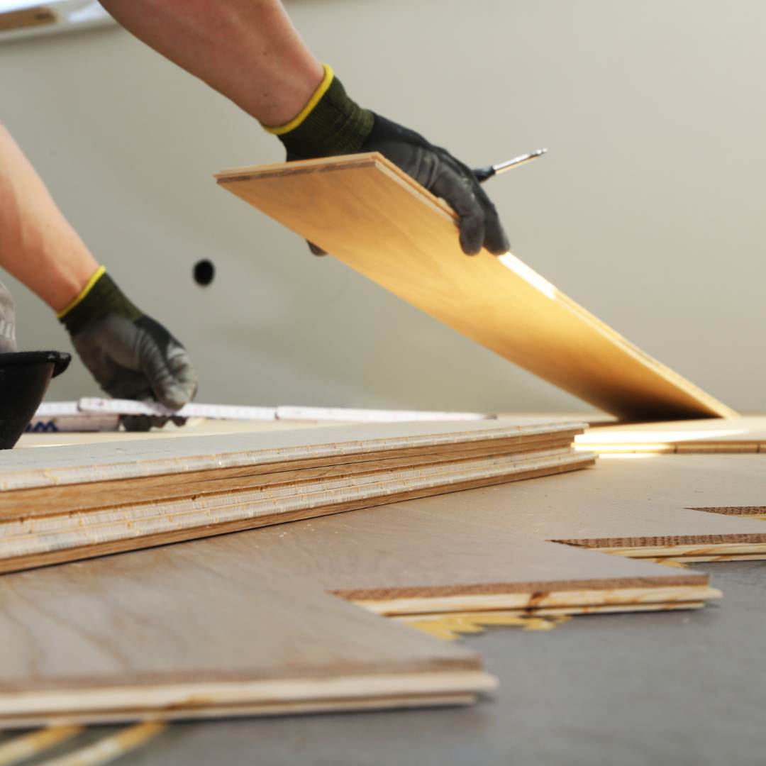 Pose d'une lame de parquet
