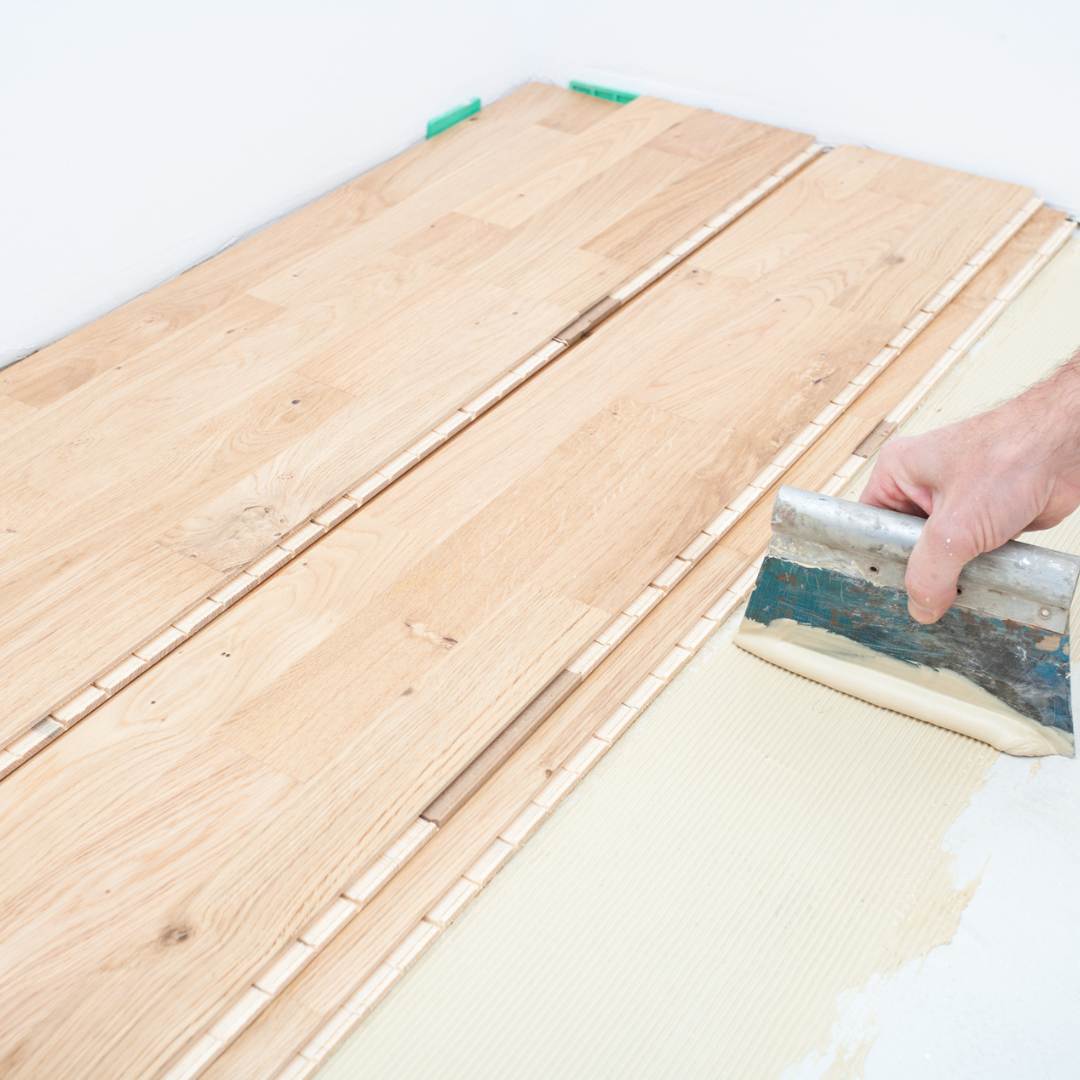 Pose des premières rangées de parquet