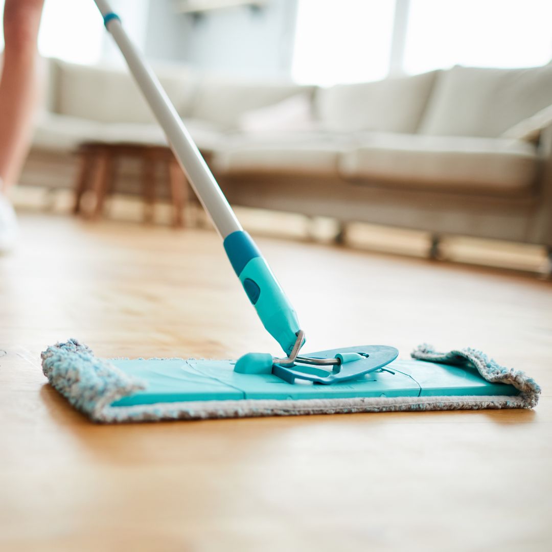 Nettoyage parquet avec balai adapté