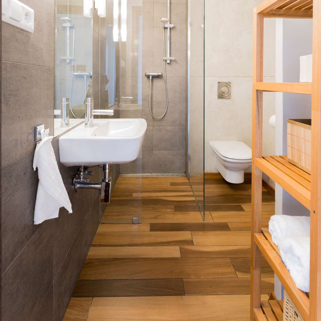 Parquet dans une salle de bains