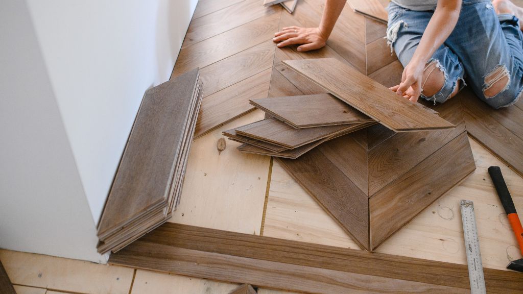 Femme qui pose une lame de parquet