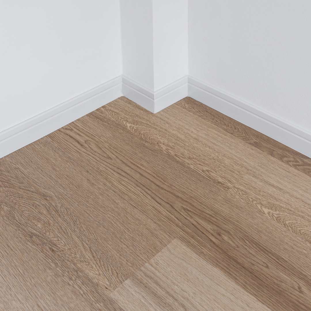 Parquet stratifié dans une pièce avec murs blancs
